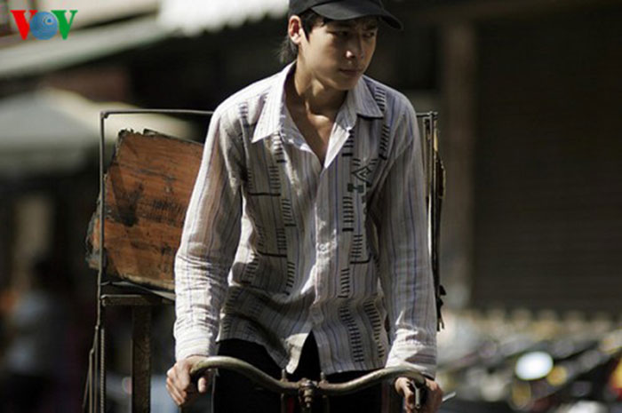 Tình anh bán than tổ ong