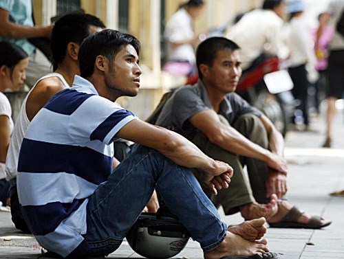 Đêm không cô đơn - Trải chiếu vỉa hè chờ vợ đẻ