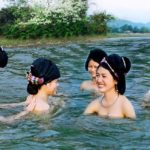 Gái Mường Lò tắm suối - Minh họa bài thơ Em gái Mường Bi