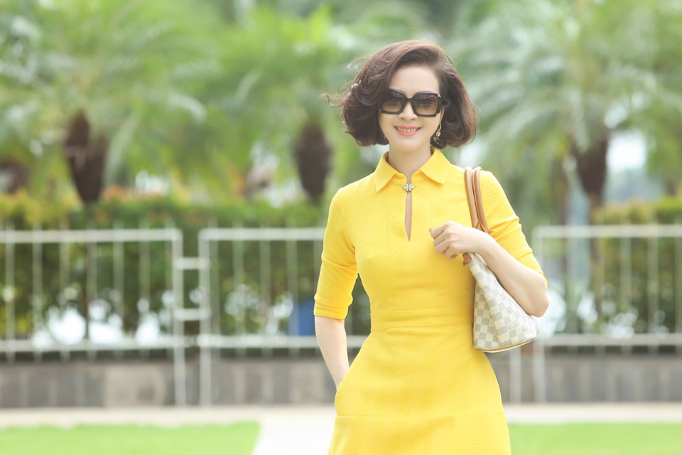 Kiều nữ váy vàng